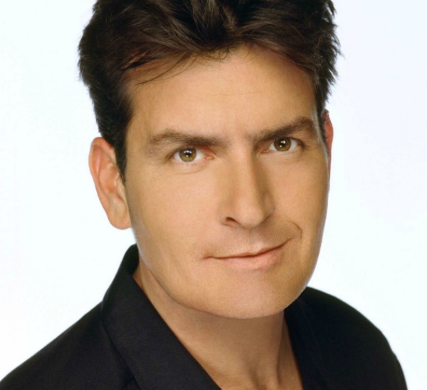 Charlie Sheen dice que Kutcher ¡apesta!