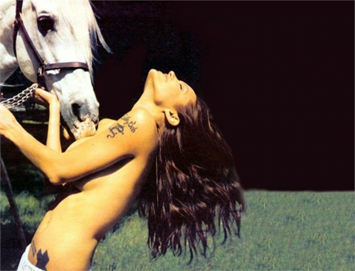 Subastan su foto en topless