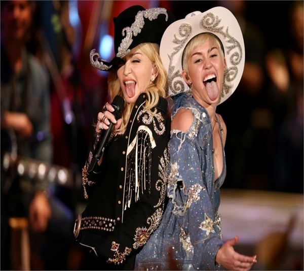 DE BRITNEY Y MADONNA EN LOS MTV de britney y madonna en los mtv: